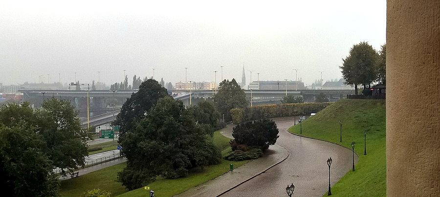 Wały Chrobrego - na horyzoncie Trasa Zamkowa. Mżyło i mglisto