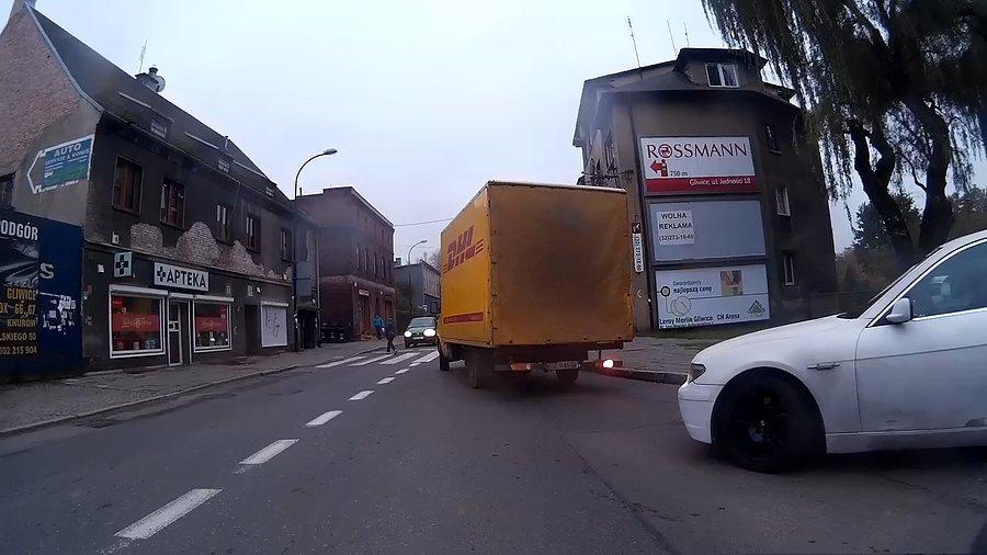 Miśki pakujące się z podporządkowanej