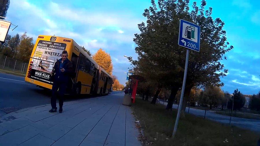 Kierowca autobusu to jakiś głupek, wyprzedził mnie tuż przed przystankiem i się zatrzymał, odbiłem na chodnik