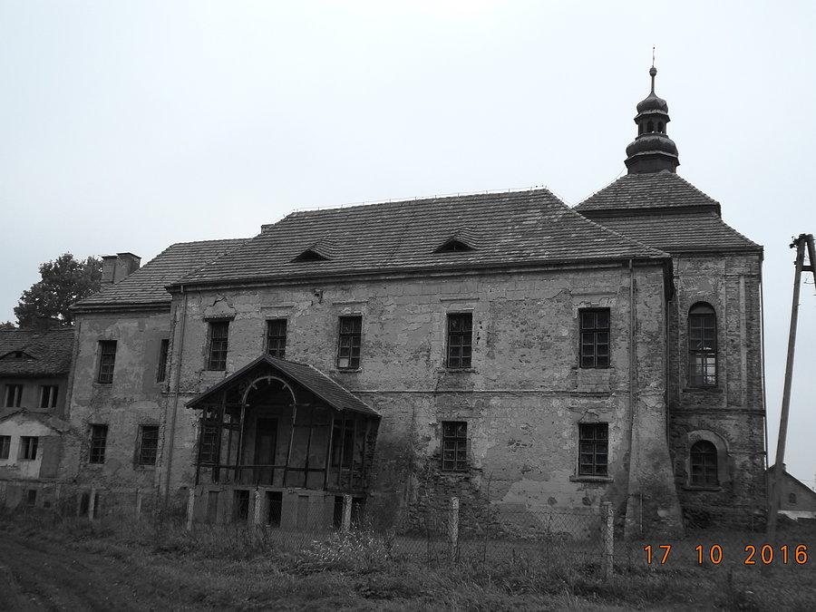 Folwark w Siecieborzycach - co ciekawe - częściowo czynny