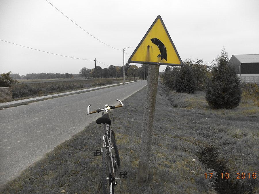 Znak na betonie pod Dzikowicami