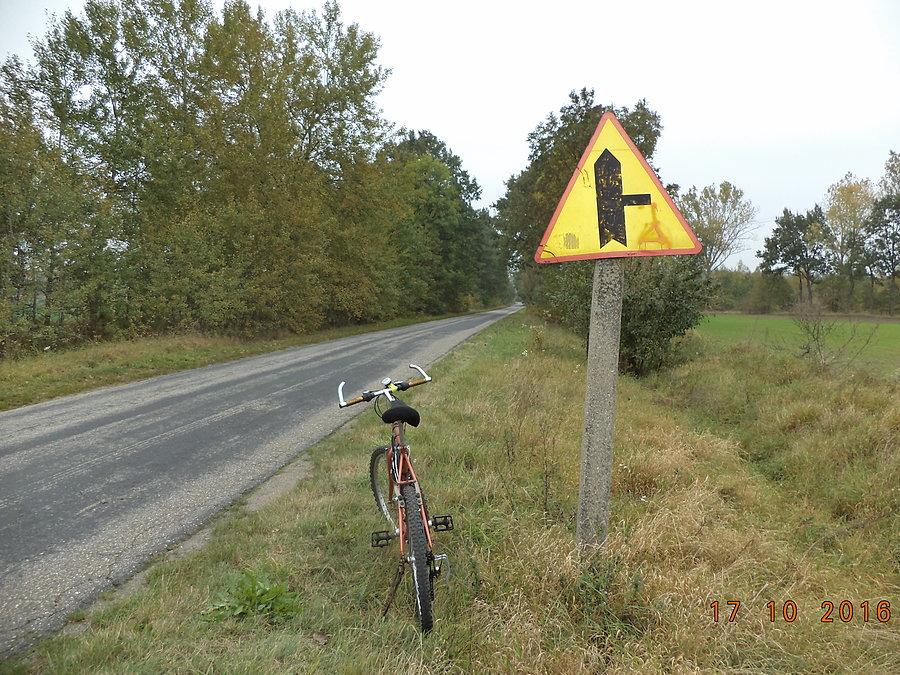 Znnak na betonie na powiatówce między Witkowem a Kartowicami