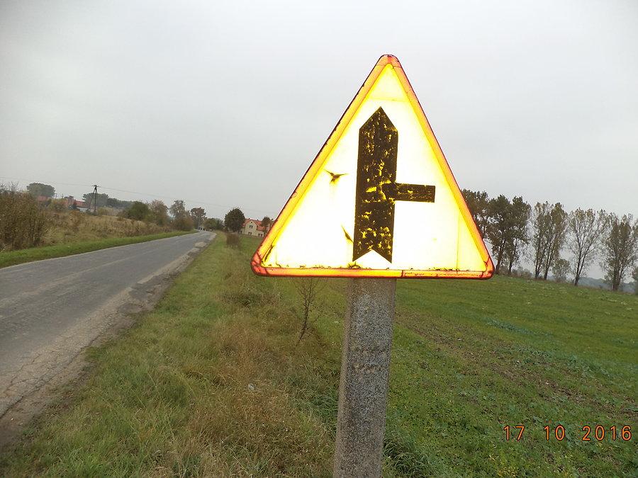 Znak na betonie na powiatówce pod Witkowem (ten już był, ale w nocy)