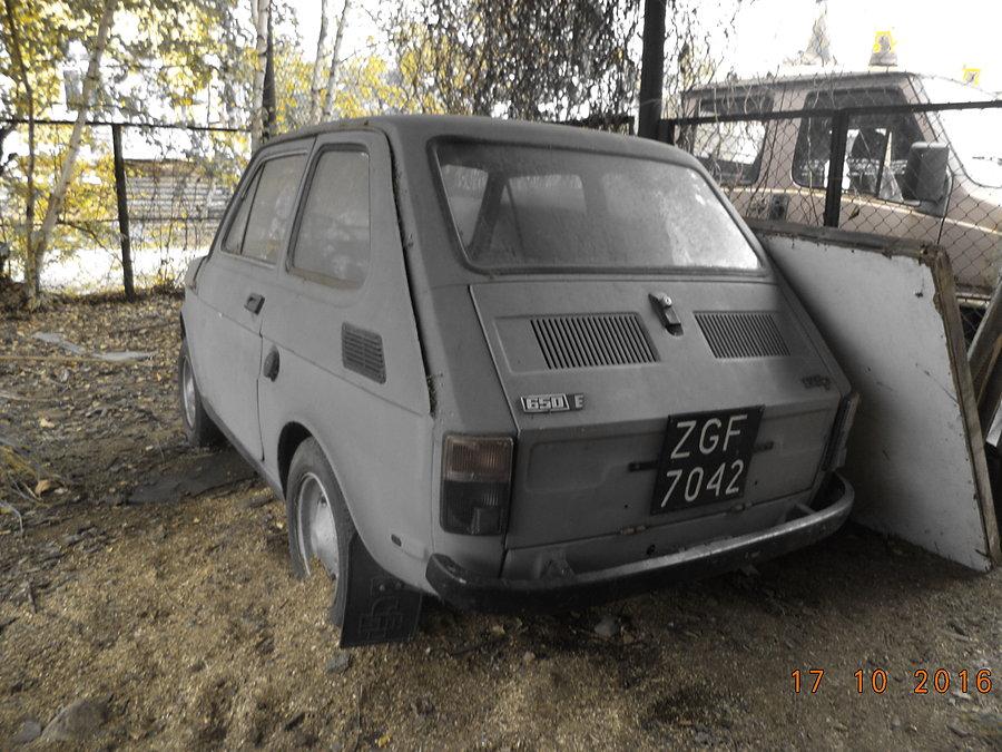 Wrak Malucha w Henrykowie. Tablice zbieżne z latami produkcji, sugerują jednego właściciela od ponad 30 lat!