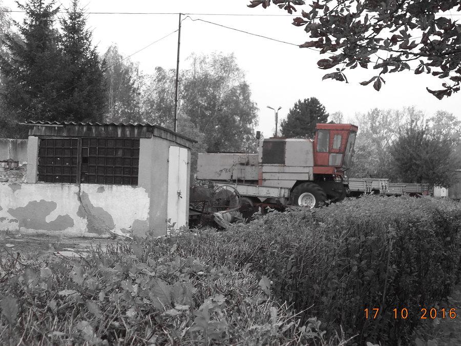 Dziwny kombajn na terenie rolniczaka w Henrykowie