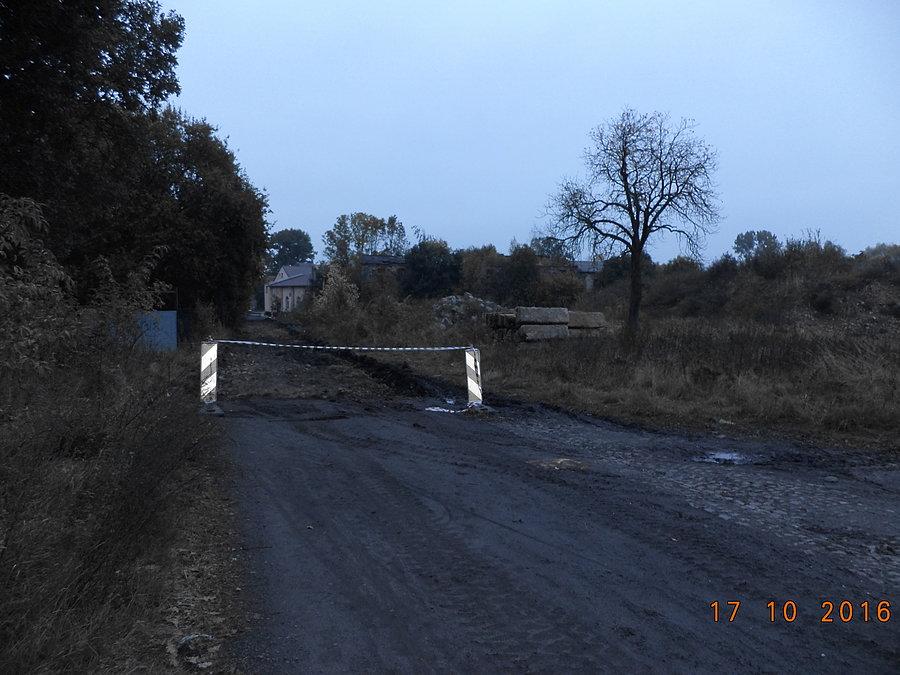 Dobra Zmiana dotarła nawet do błotnistego centrum Jelenina (w tle ruiny domu mojej śp. Babci)
