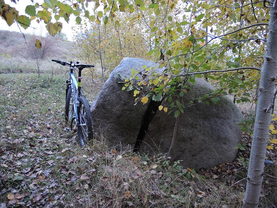 Głaz jest pęknięty na dwie części