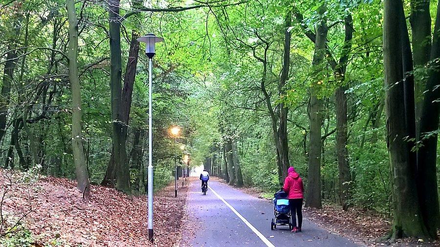 Świecące lampy przy Arkonce mimo, że to już 11:40