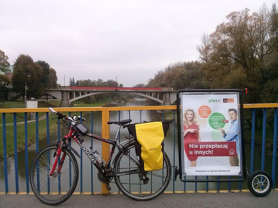 Mobilna rowerowa reklama na kładce