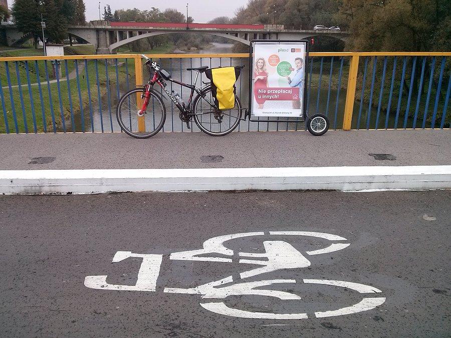 Mobilna rowerowa reklama na kładce pieszo-rowerowej