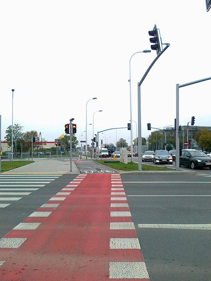 Ddr na skrzyżowaniu Połczyńskiej z Nowolazurową