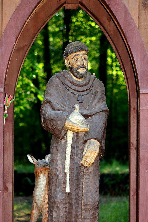 Rzeźba św. Franciszka na skraju Puszczy Kozienickiej