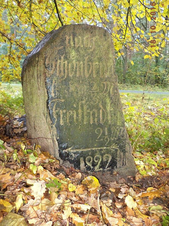 Prawie 200-letni kamienny drogowskaz przy DW 296