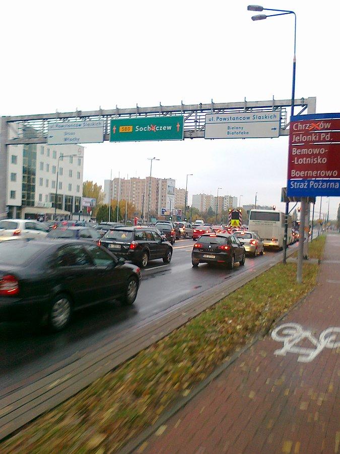 Korek na skrzyżowaniu z zamkniętym odcinkiem Górczewskiej. Trzeba skręcać w prawo lub w lewo