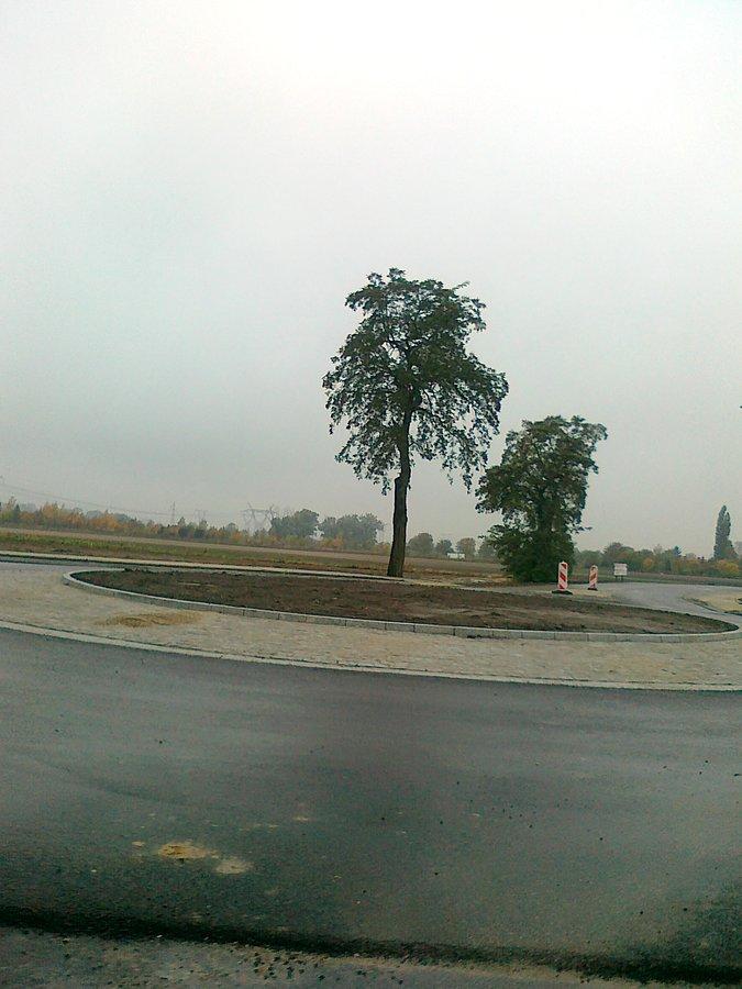 Rondo w Pogroszewie juz prawie gotowe. Brakuje jeszcze jednej warstwy asfaltu