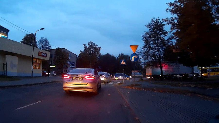 Ciemno i ruch spory