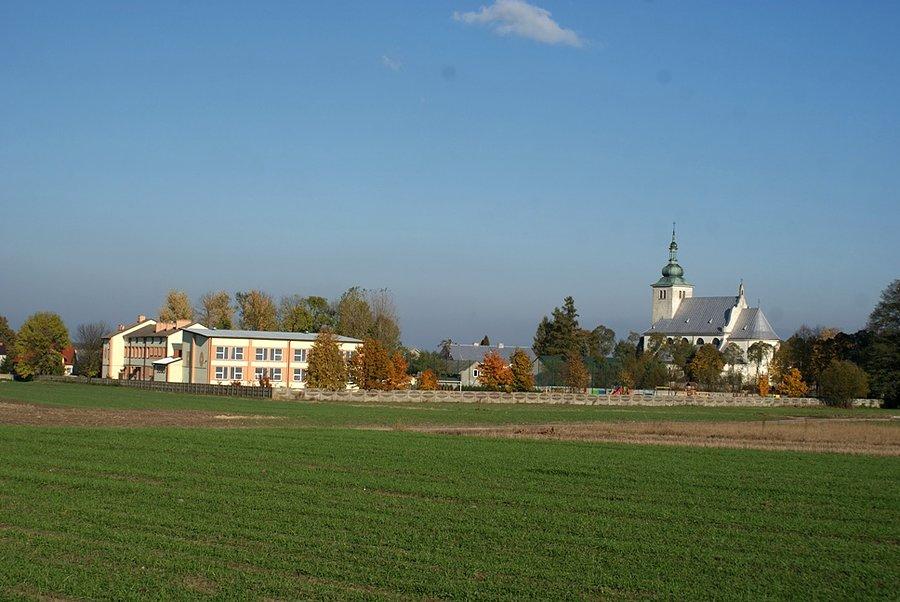 Kościół w Kunicach pw. św. Wawrzyńca z 1925-30r. oraz szkoła