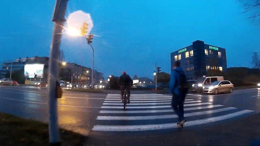 Twardziel, przed policją taki manewr, Policja i tak go olała