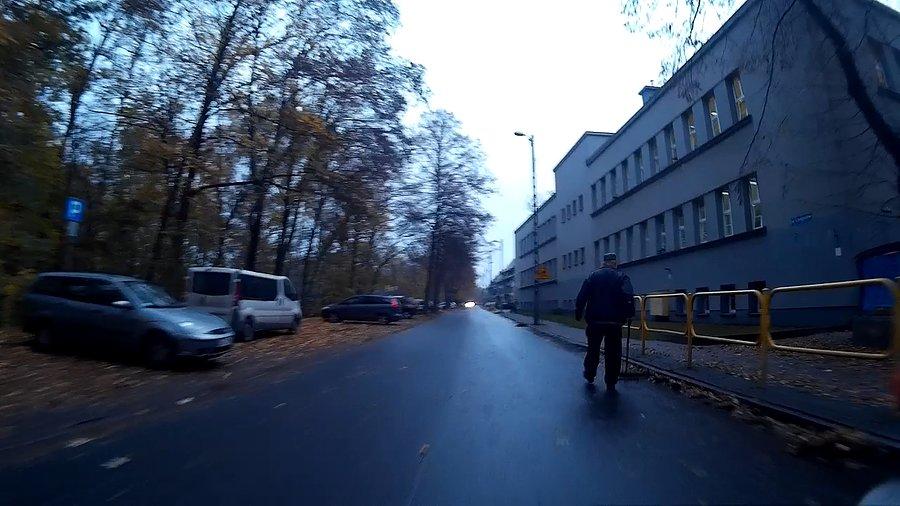 Sprzątanie przed szkołą w Zabrzu