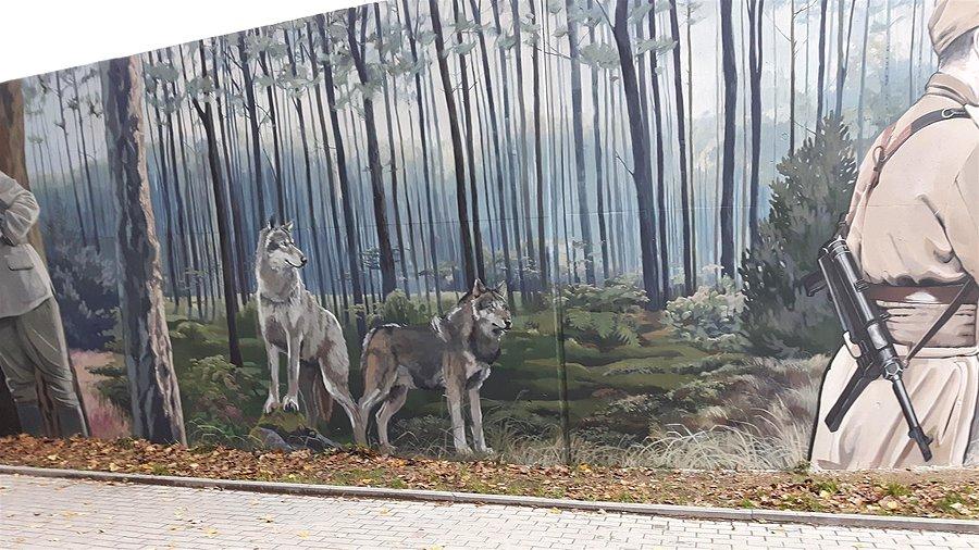 Mural - wilki i partyzant ze stenem