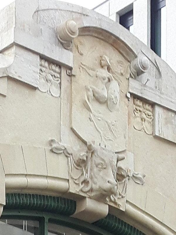 Płaskorzeźba nad wejściem zachodnim