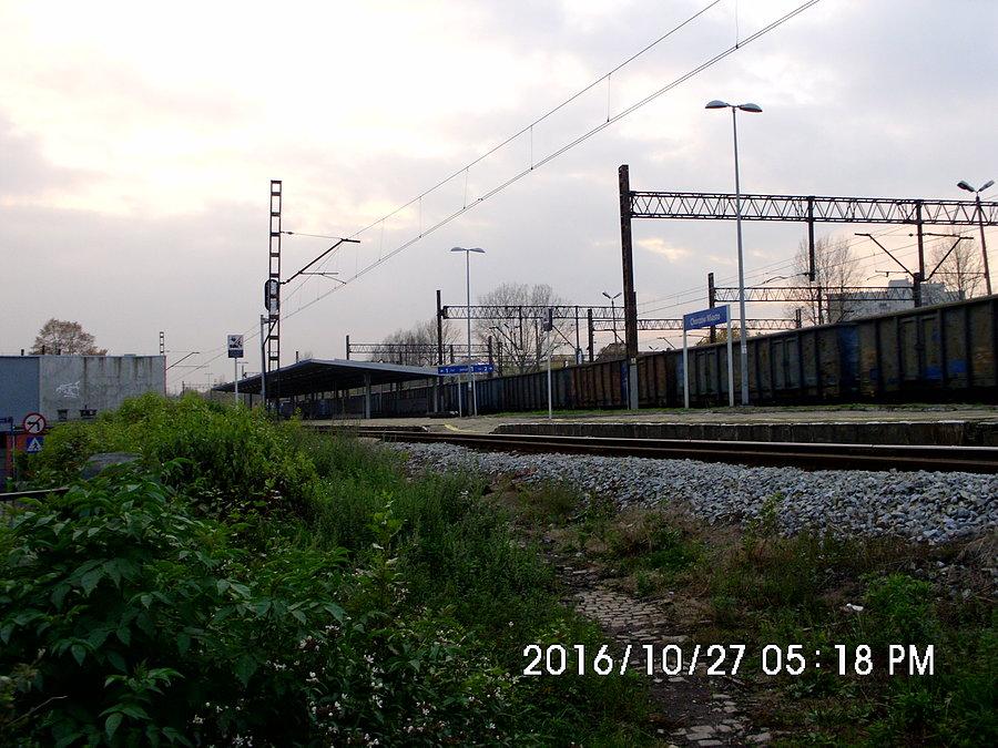 Skład próżnych Eaos-ów z bykiem na czele mija podupadłą stację Chorzów Miasto zmierzając w stronę Chorzowa Batorego