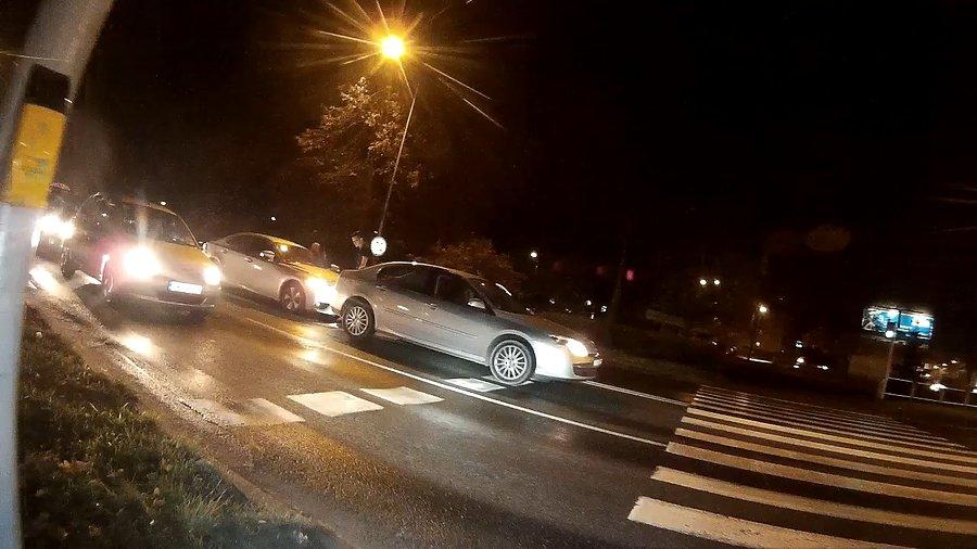 Pocałowały się w mobilki przy Famurze