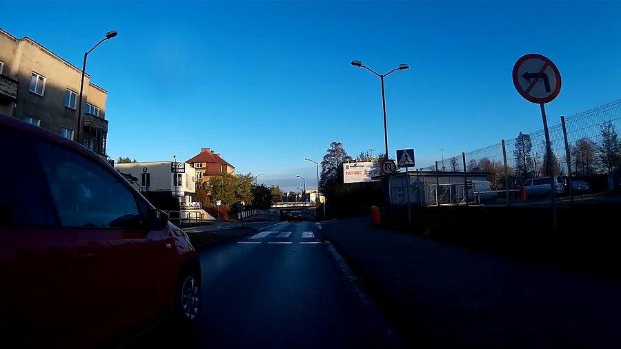 Pierwszy kretyn wyprzedza na gazetę, na wysokości wysepki