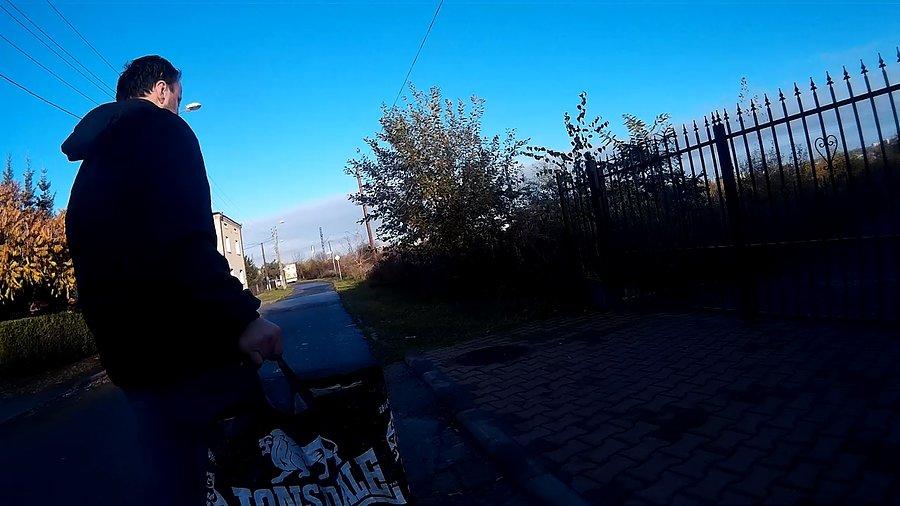 ...w chwili gdy jestem tuż za nimi jeden nagle odbija wprost pod koła
