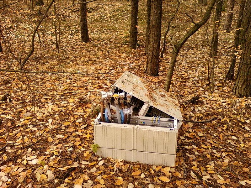 Zniszczona budka z instalacją