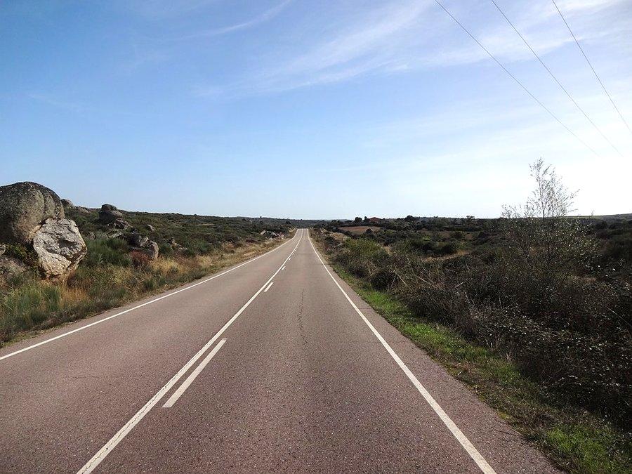 Typowa droga dla Hiszpanii / Typical road in Spain