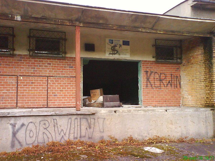 Nawet tablica z UE jest w ruinie :) do tego napisy "KORWIN" :D