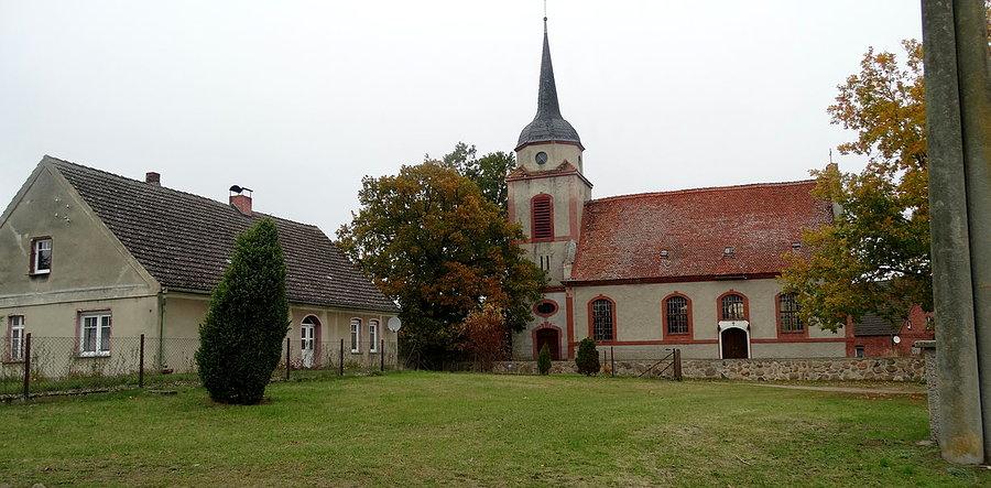 Kościół w centrum miejscowości Mewegen