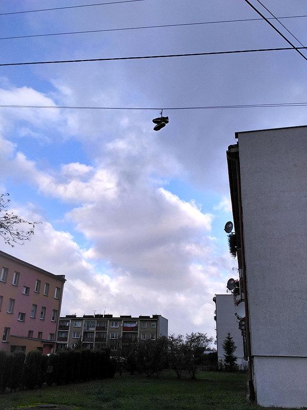 Dość wysoko rozwieszają tutaj pranie i buty ;)