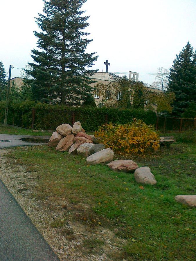 "Kamyczki" przy drodze w Duchnicach