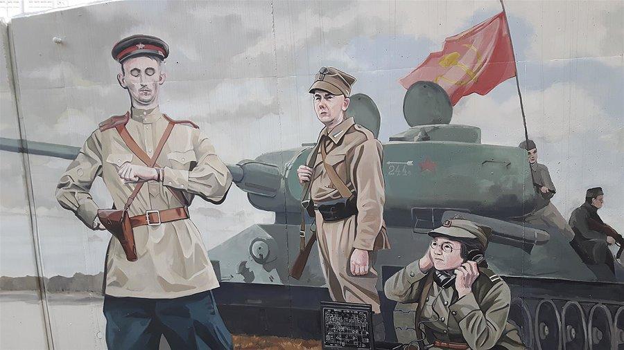 Jeden śpiący na muralu