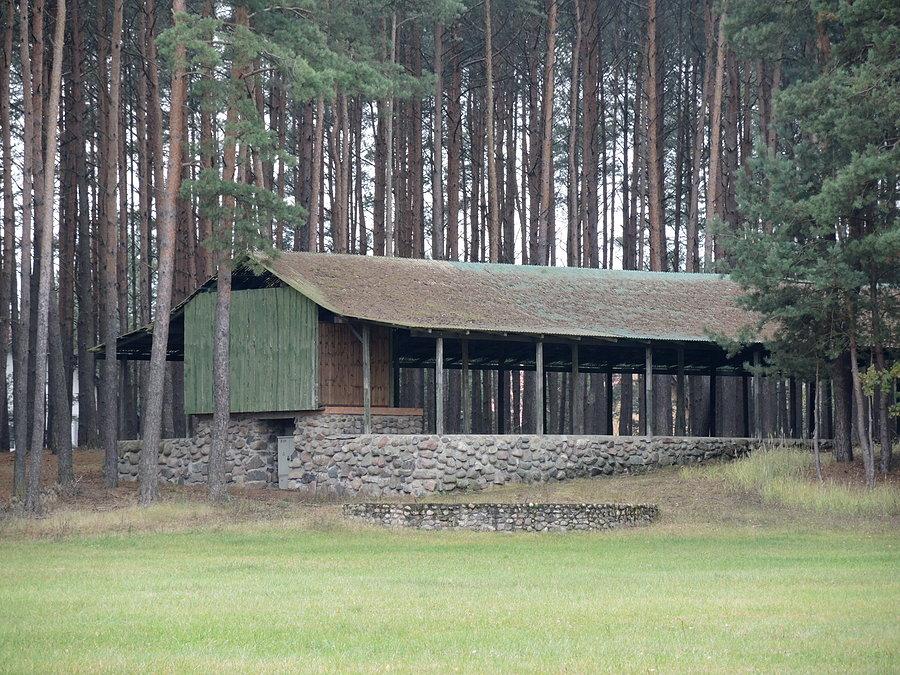 Uroczysko nad rowem - widok od strony jeziora Zdręczno