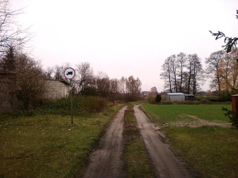 Znak przy polnej drodze