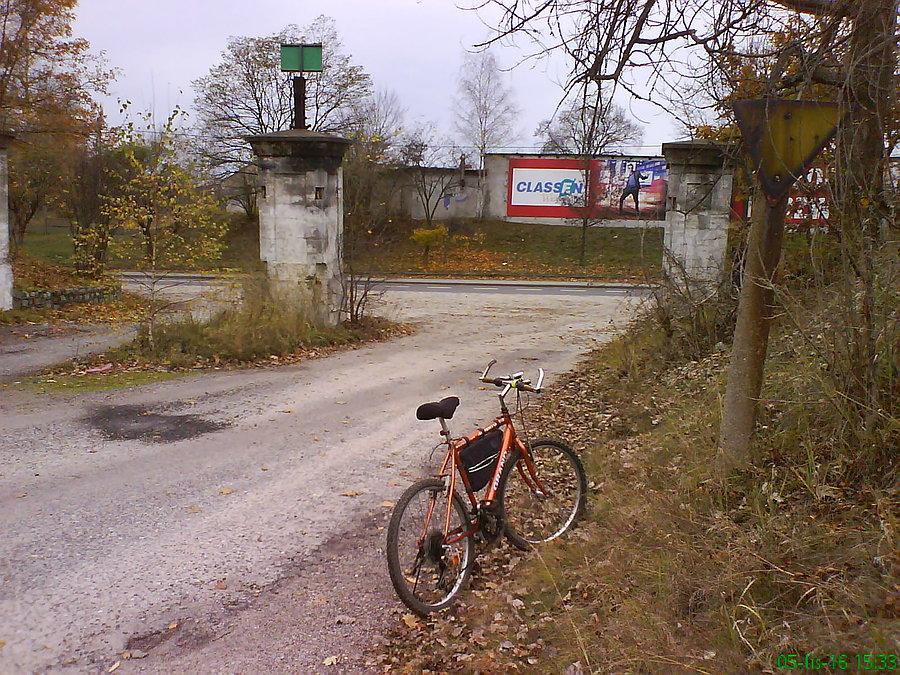 Wyjazd z terenów PKP. Ja tu widzę aż dwa symbole jednocześnie: betonowy słup to symbol zacofania kolei a sam znak symbolizuje faworyzowanie drogownictwa przed kolejami ;)