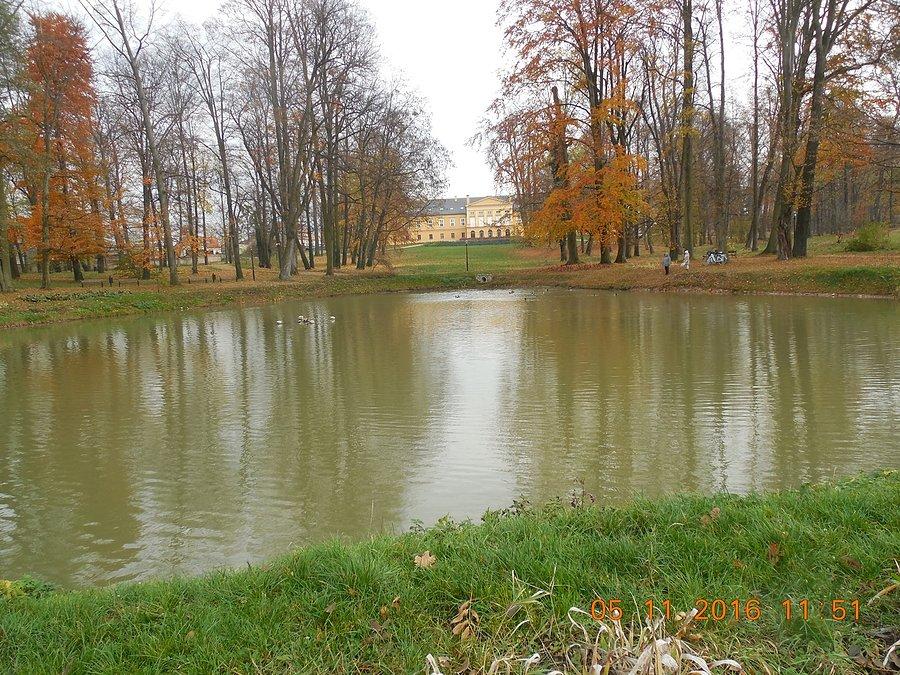 Siedziba zespołu Śląsk czyli koszęciński pałac w jesiennej scenerii
