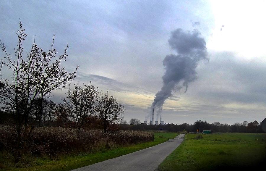 Dojeżdżam do granicy.Dymiące kominy elektrowni Dětmarovice
