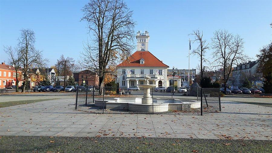 Rynek i ratusz w Błoniu