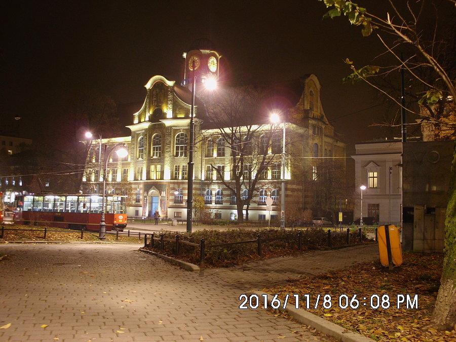 Pochodzący z lat 1901-1902 gmach IV Liceum Ogólnokształcącego w Bytomiu przy Placu Generała Władysława Sikorskiego