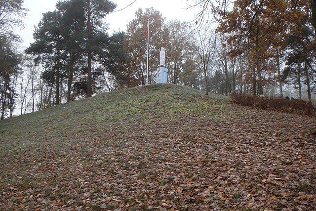Budzyń - wzgórze „Okręglik” z posągiem Najświętszej Maryi Panny