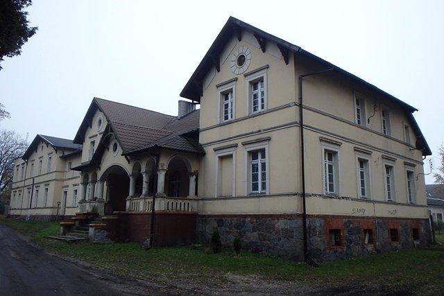 Zespół pałacowy w Nininie z drugiej połowy XIX wieku