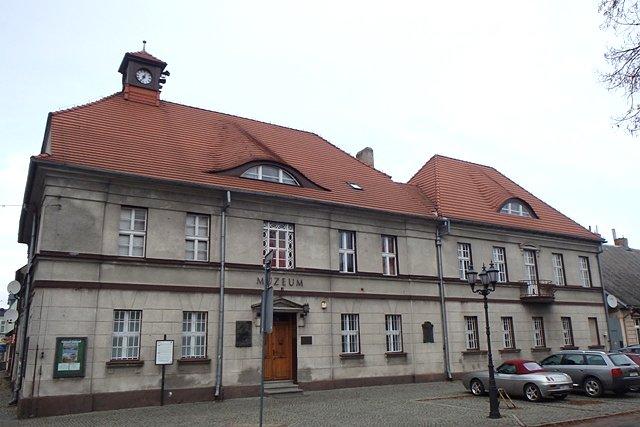 Późnoklasycystyczny budynek ratusza w Rogoźnie