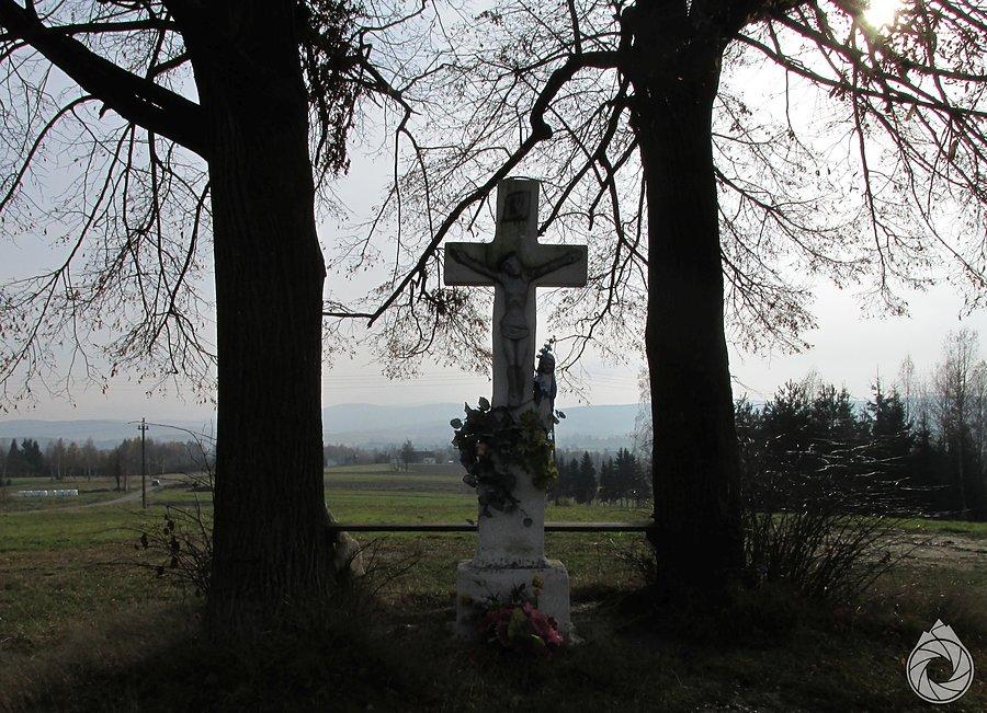 Międzydrzewny krzyż