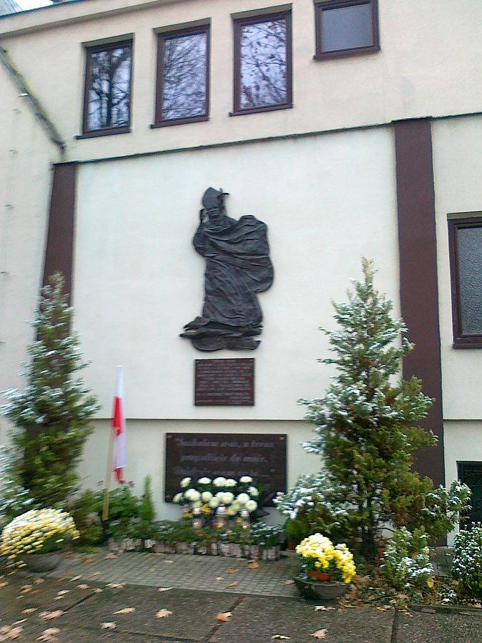 Na ścianie kościoła