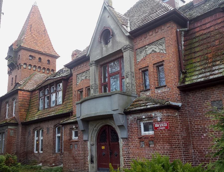 Czernice (niem.Sehmsdorf) Zabytkowy dwór z 1913 r
