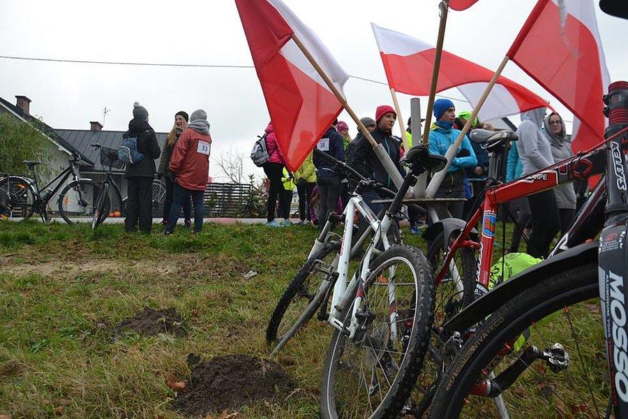 Właściciel biega a rower marźnie